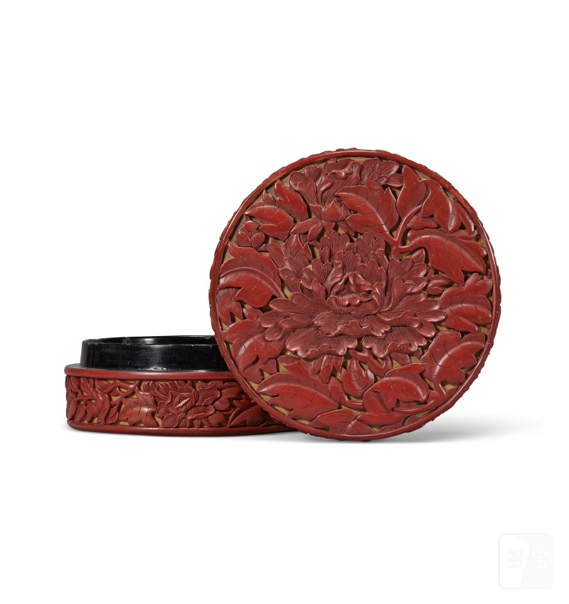 BOÎTE COUVERTE CIRCULAIRE EN LAQUE ROUGE À DÉCOR DE PIVOINES  CHINE, DYNASTIE MING (1368-1644) - 图2